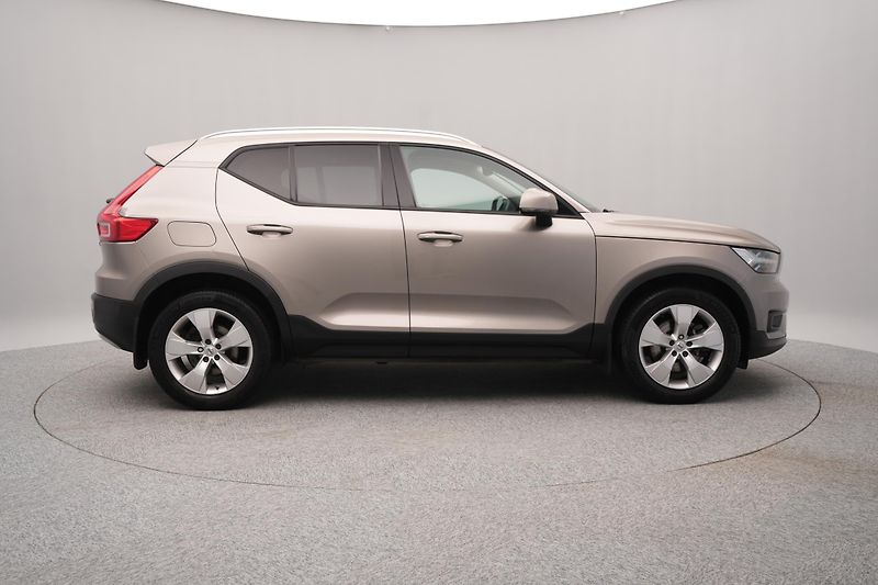 Volvo XC40 B4 MOMENTUM AUT  - fotka 11 z 47