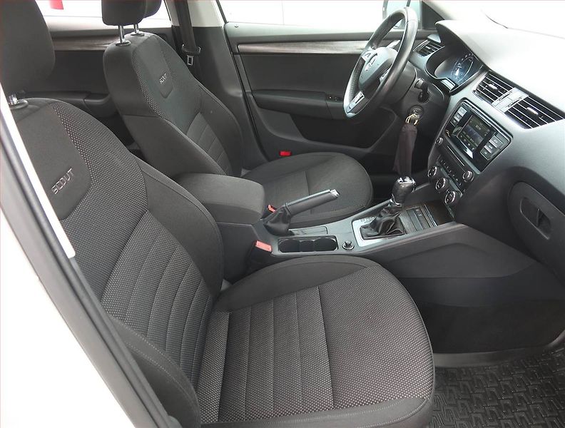 Škoda Octavia (2015) Scout 2.0 TDI, 4X4, Automat - fotka 9 z 17