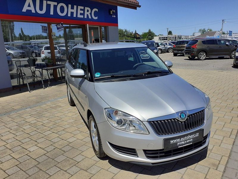Škoda Fabia (2011) KOMBI 1.2 TSi AMBIENTE - fotka 2 z 27