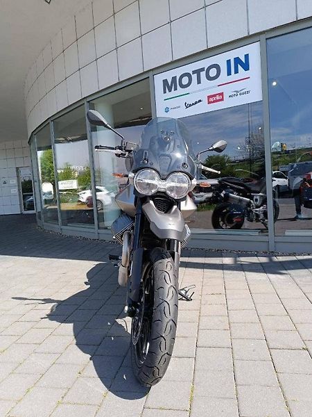 Moto Guzzi V 85 TT (2025) V 85 Strada Grigio Brera - fotka 2 z 10