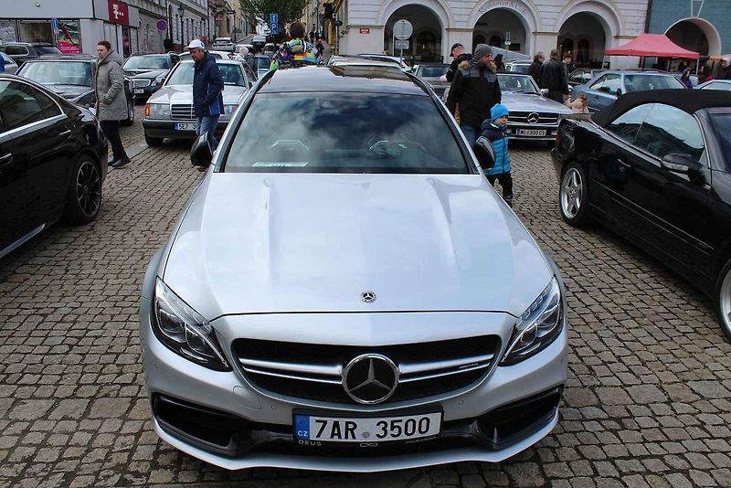 Sraz vozů značky Mercedes na Karlově náměstí v Kolíně.