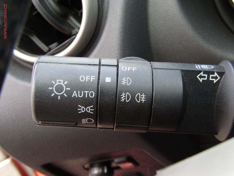 Nissan Qashqai (2009) 2.0 dCi 4x4, 7míst, ČR, AC - fotka 13 z 20
