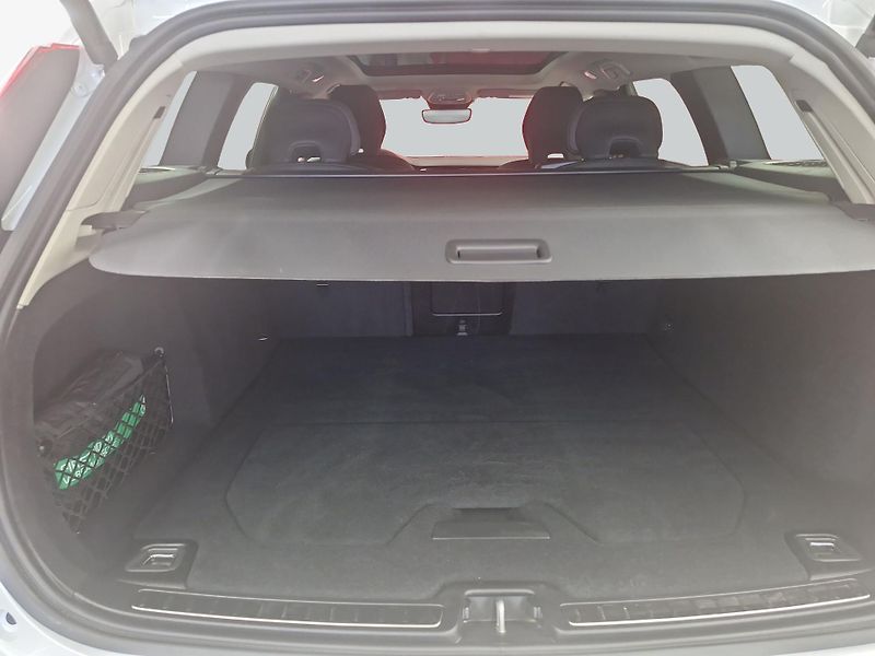 Volvo V60 B4 Plus Dark - fotka 8 z 19