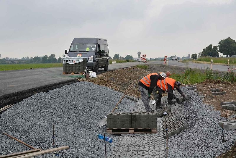 Stavba dálnice D1 mezi Říkovicemi a Přerovem je v plném proudu. V těchto dnech se pokládají asfaltové vrstvy na přeložce Tovačovské ulice.