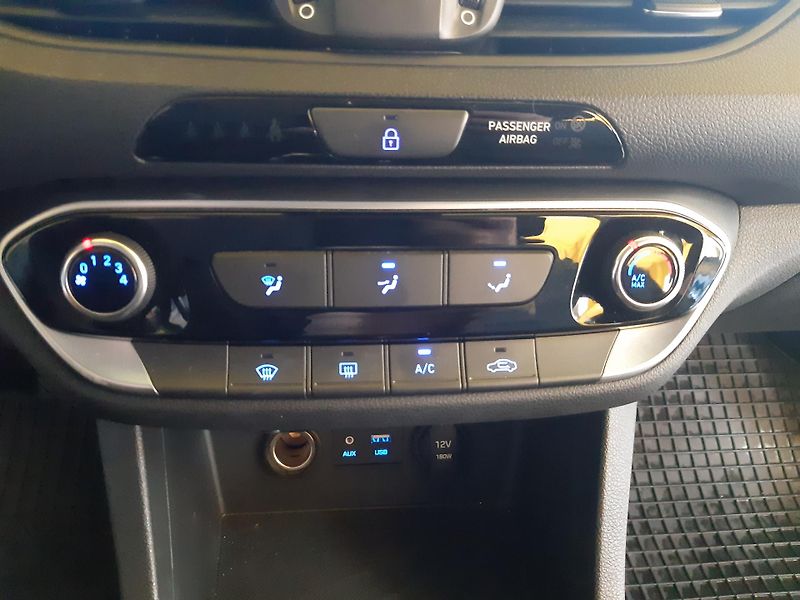 Hyundai i30 1.0 T-GDI Combi 88KW 62000km!! - fotka 12 z 22