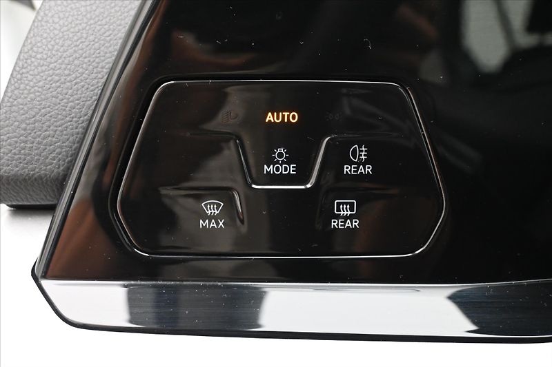 Volkswagen Golf 2,0 TDI 110 kW Life Záruka až - fotka 26 z 30