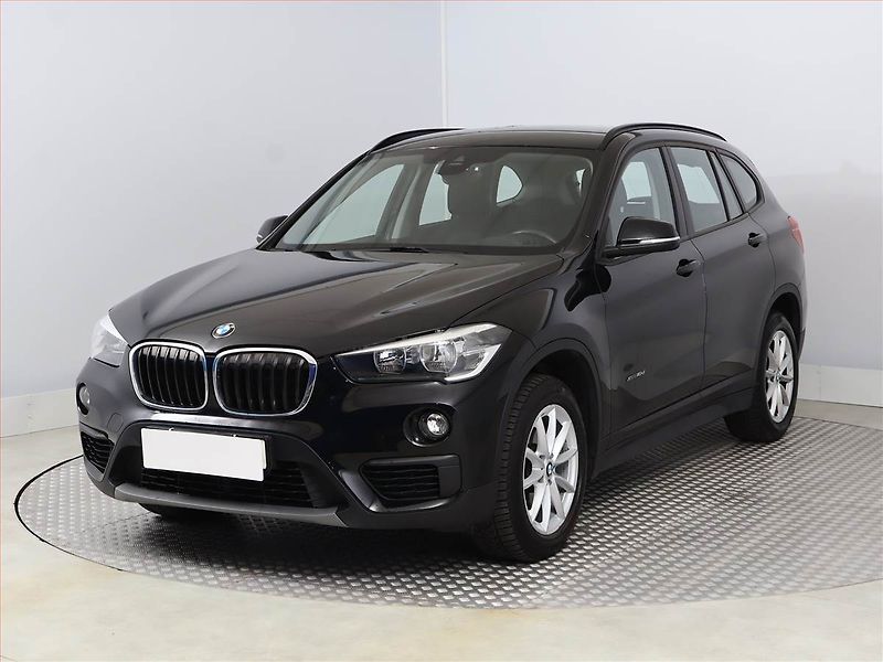 BMW X1 (2017) xDrive18d, 4X4, Automat, ČR - fotka 2 z 17