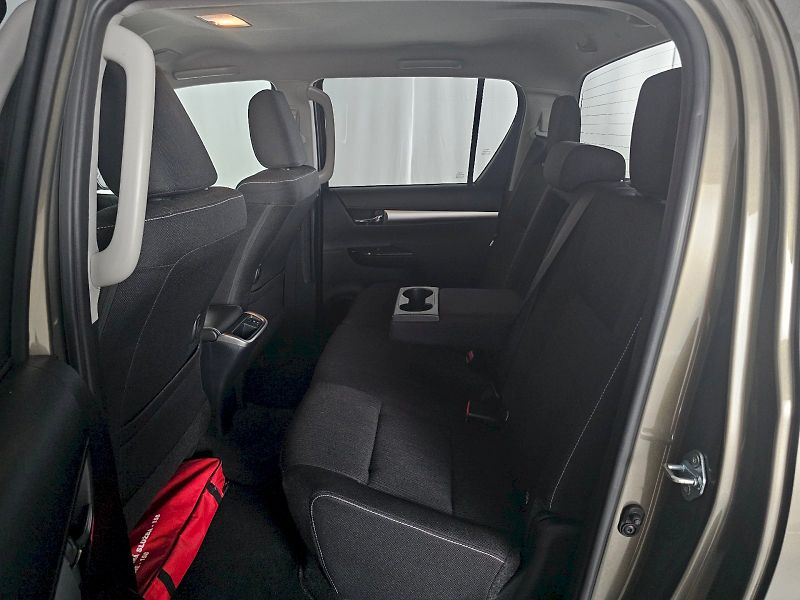 Toyota Hilux (2025) 2.8 D-4D 204k 6AT EXECUTIVE TA - fotka 7 z 33