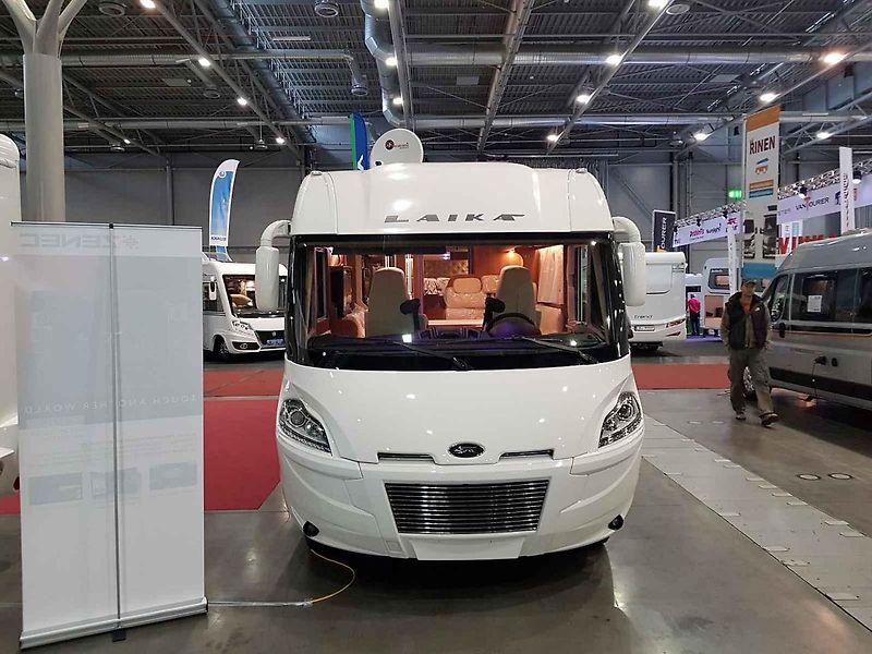 Jeden z nejhezčích vozů na výstavě si hned našel svého majitele. Na modelu Dethleffs Globetrotter XLi 7850-2 s nápadným lakem za čtyři miliony korun byla přilepena cedulka „prodáno“.