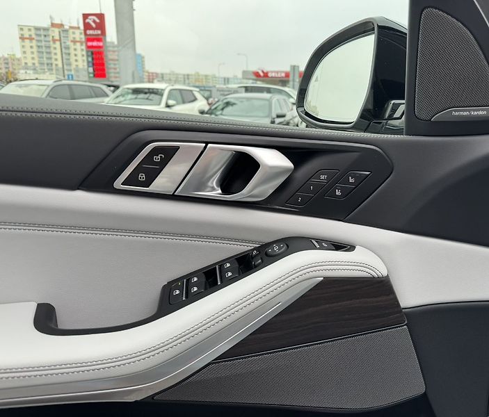 BMW X5 30xd Masáž Ventilace Softclose - fotka 21 z 25