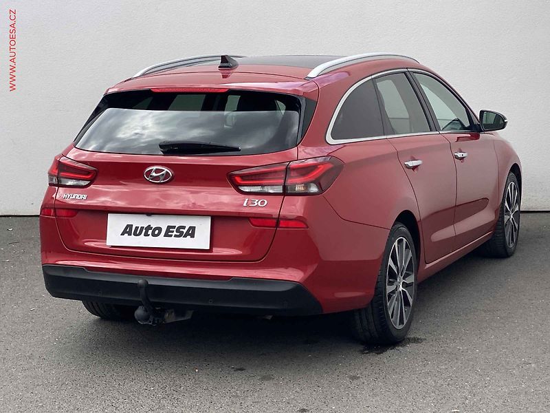 Hyundai i30 (2017) 1.6 CRDi, AT, LED, panor - fotka 4 z 18