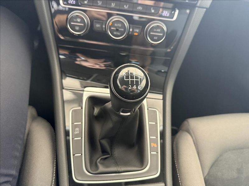 Volkswagen Golf 1,4   TSI 92kW,HIGHLINE,SERVIS - fotka 19 z 24