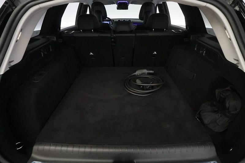 Mercedes-Benz Třídy C 300e Avantgarde Kamera Tažné - fotka 27 z 30