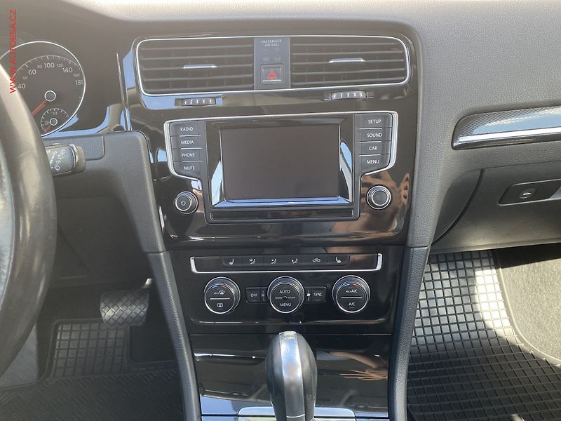 Volkswagen Golf (2015) 1.6 TDi, DSG, výhřev sed. - fotka 12 z 18