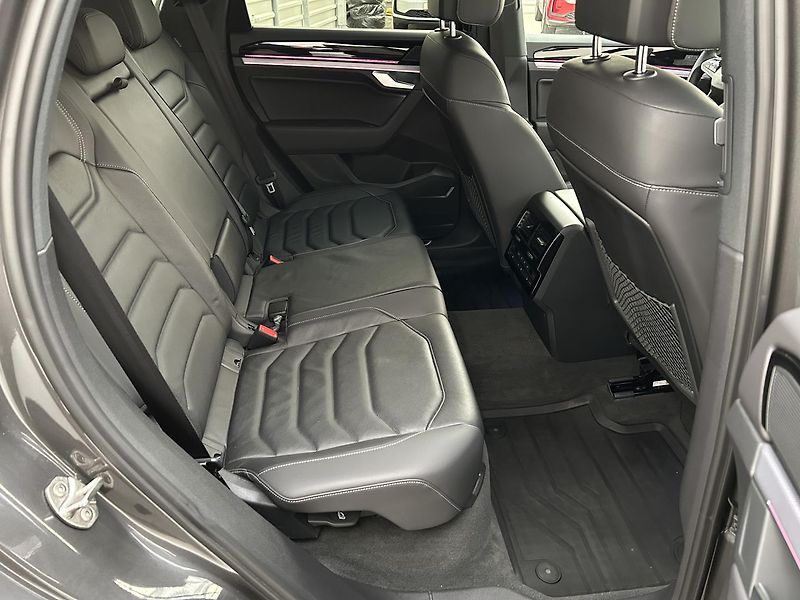 Volkswagen Touareg 3.0 TSI 4x4 R-Line - fotka 26 z 34