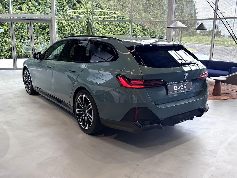 BMW Řada 5 520d xDrive Touring M-Sport - fotka 3 z 29