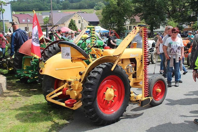Setkání starých traktorů a veteránů v Brnířově na Domažlicku