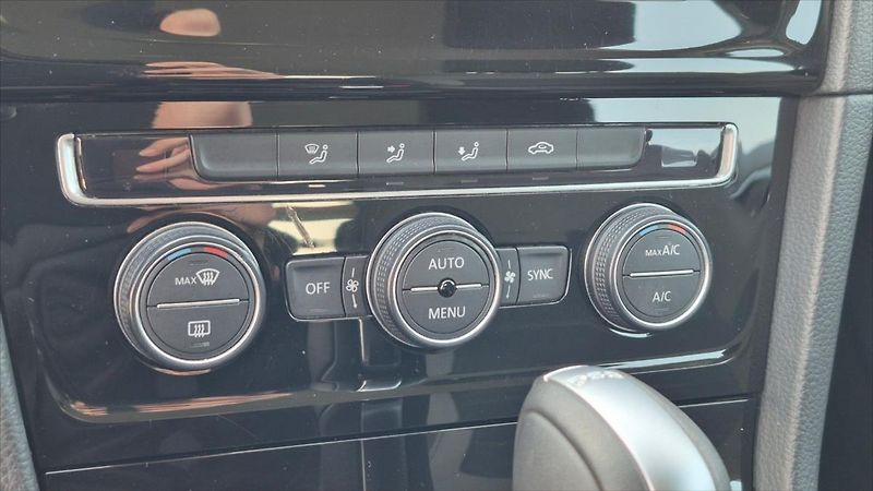 Volkswagen Golf 1,6 TDI DSG COMFORTLINE ČR - fotka 18 z 23