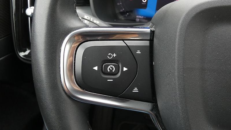 Volvo XC40 B3 PLUS DARK - fotka 11 z 23
