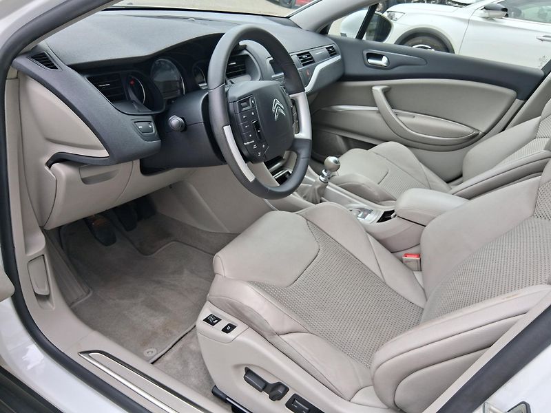 Citroën C5 EXCLUSIVE 2.0 HDi 120 kW - fotka 10 z 25