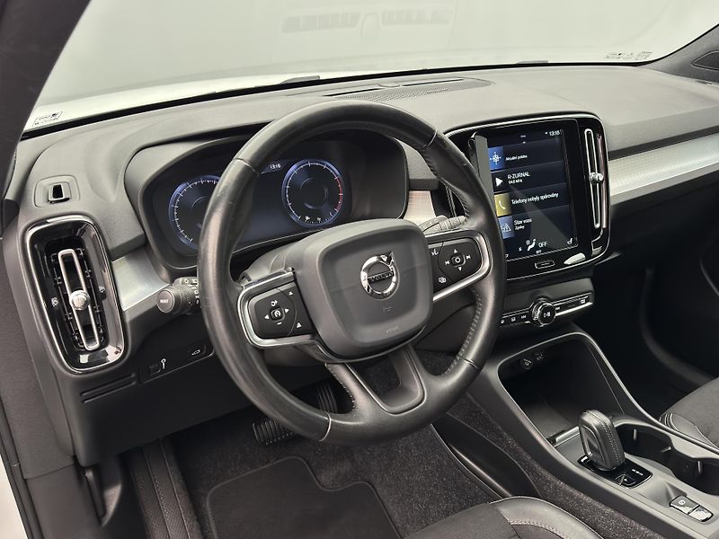 Volvo XC40 T4 MOMENTUM AUT - fotka 19 z 45