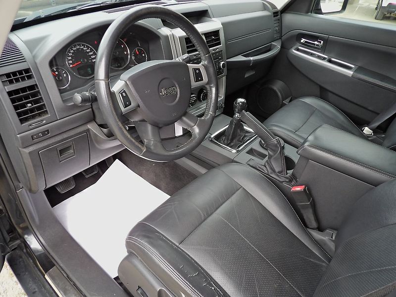 Jeep Cherokee 2.8CRD 130kW Limited Manuál - fotka 13 z 25