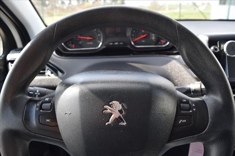 Peugeot 208 1,4 HDi 50KW NÍZKÉ KM KLIMA - fotka 40 z 50
