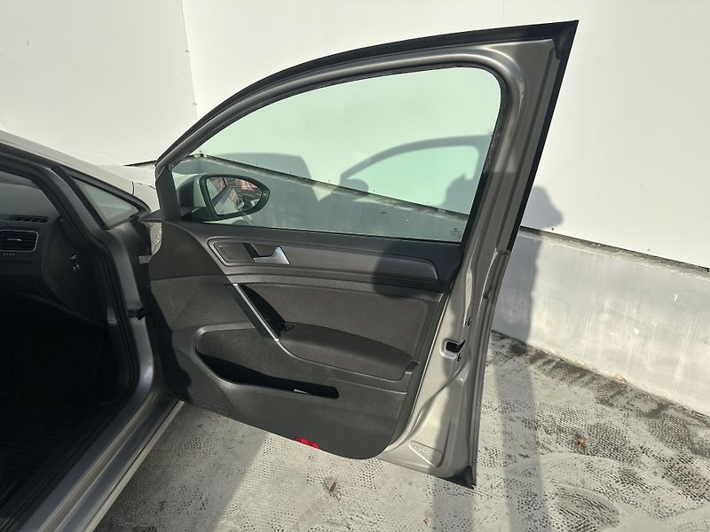 Volkswagen Golf (2017) 1,6 TDI 85kW, rezervace - fotka 19 z 25
