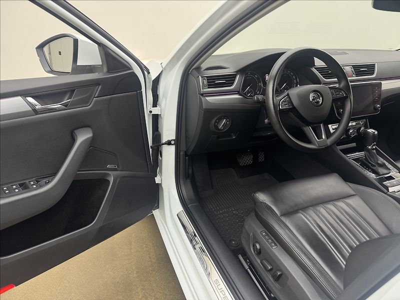 Škoda Superb 2,0 DSG 4X4 ACC CANTON STYLE+ - fotka 35 z 49