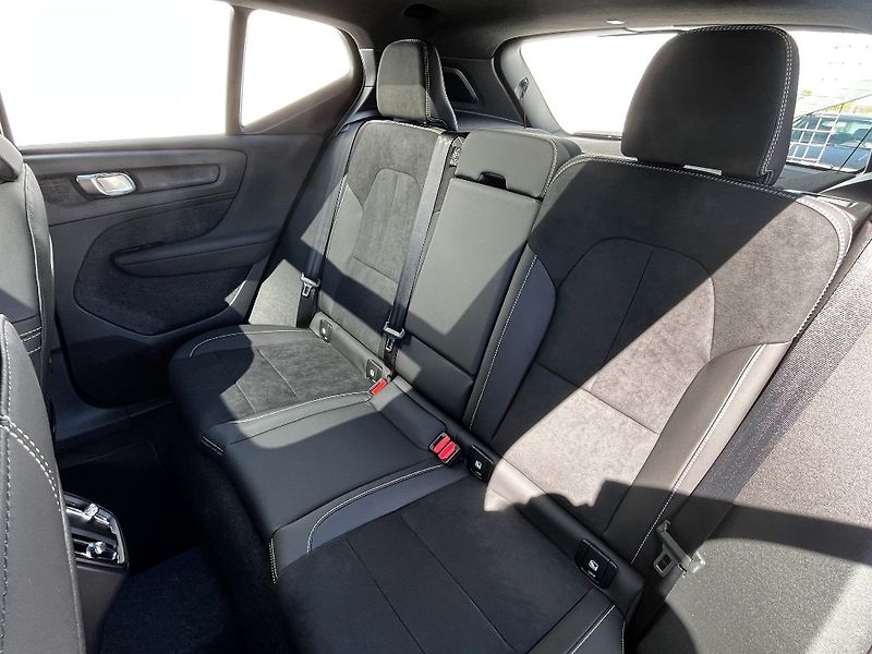 Volvo XC40 PLUS DARK B3 120kW - fotka 19 z 24