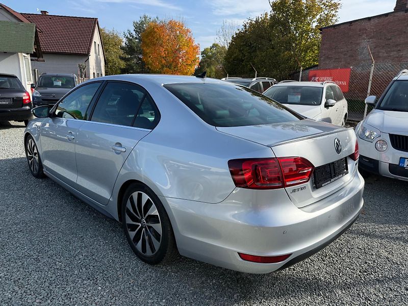 Volkswagen Jetta 1.4 TSI HYBRID DSG HIGHLINE - fotka 4 z 13