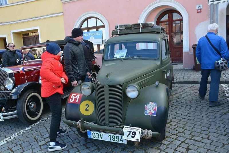Automobiloví a motocykloví veteráni se vydali v neděli na tradiční jízdu Ze zámku na hrad. Start byl na Horním náměstí v Přerově, kde si lidé užili bohatý program.