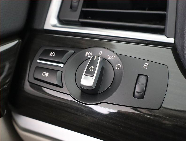 BMW Řada 5 (2017) 530d xDrive GT - fotka 16 z 26