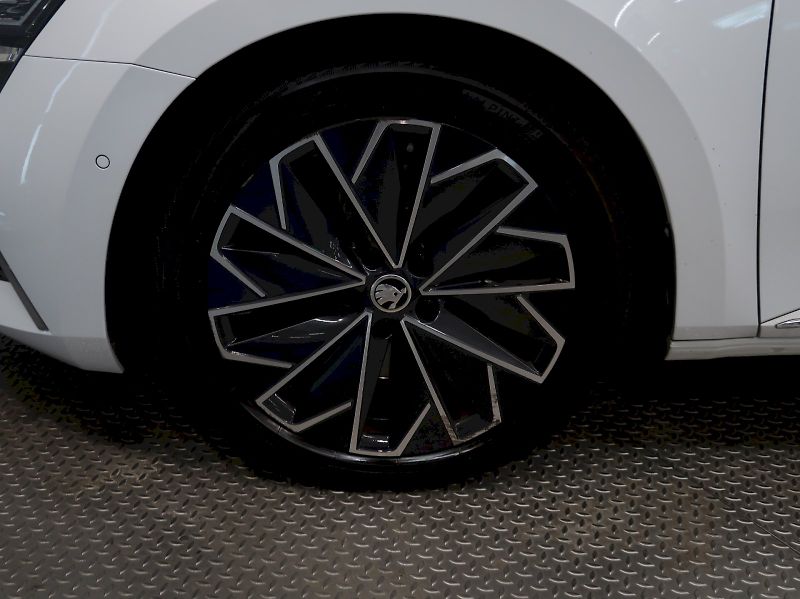 Škoda Superb (2023) L&K 2.0TSI 206KW 4x4 DSG TAŽNÉ - fotka 23 z 42