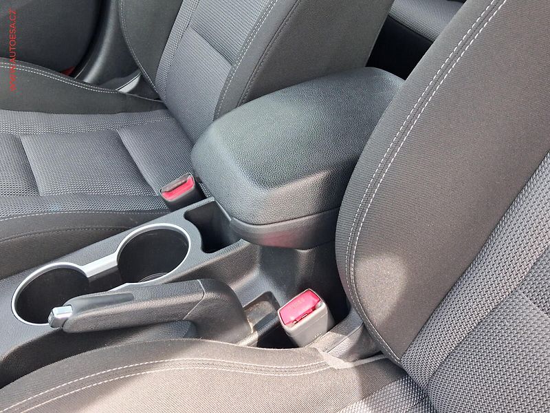 Hyundai i30 (2015) 1.6GDi, 2.maj,ČR, AC, výhřev - fotka 17 z 18