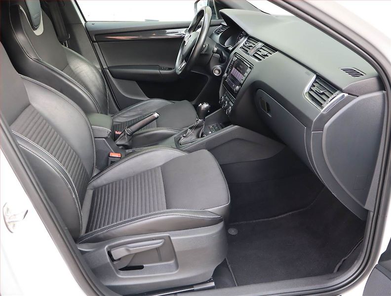 Škoda Octavia (2015) RS 2.0 TDI, Automat, Kůže - fotka 9 z 19