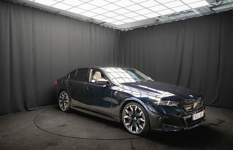 BMW i5 M60 xDrive M SoH 97% 360k Pano - fotka 4 z 27