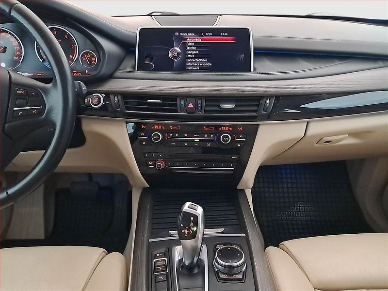 BMW X5 (2013) xDrive30d - fotka 12 z 19