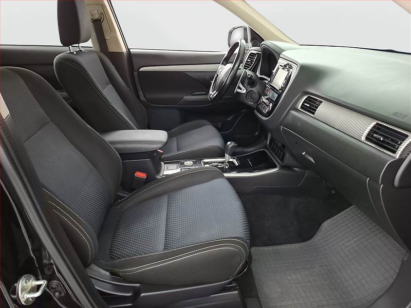 Mitsubishi Outlander (2017) 2.2 DI-D, 4X4, Automat - fotka 9 z 20