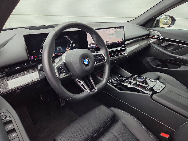 BMW Řada 5 (2024) 540d xDrive Touring M Sport - fotka 12 z 15