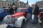 Automobiloví a motocykloví veteráni se vydali v neděli na tradiční jízdu Ze zámku na hrad. Start byl na Horním náměstí v Přerově, kde si lidé užili bohatý program.