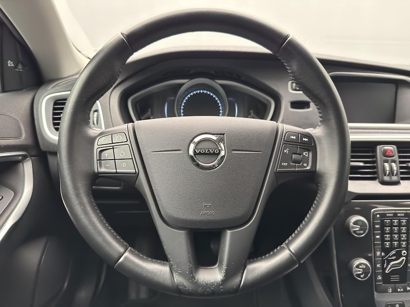 Volvo V40 D2 KINETIC REZERVACE - fotka 3 z 47
