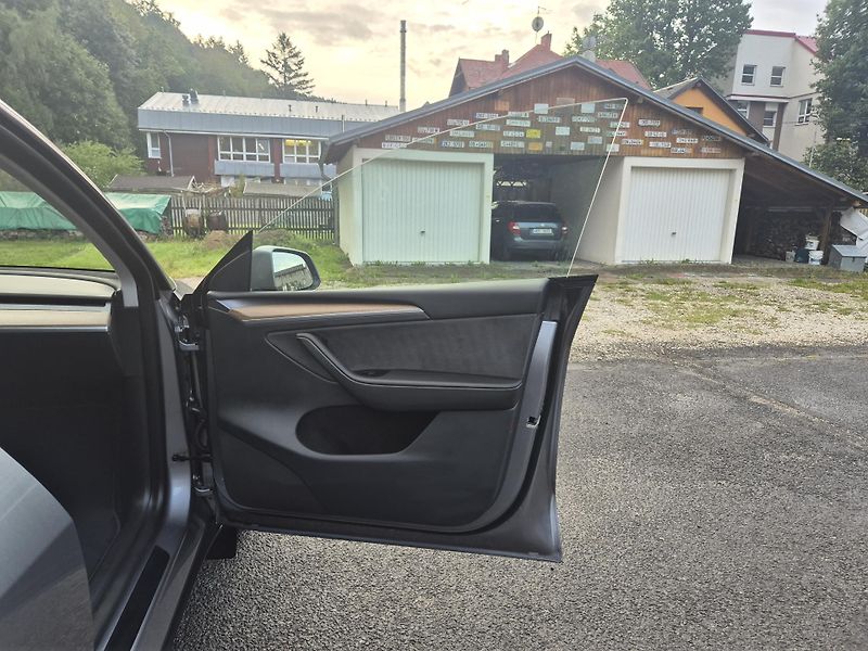 Tesla Model Y LONG RANGE DUAL MOTOR 95,0% - fotka 40 z 49