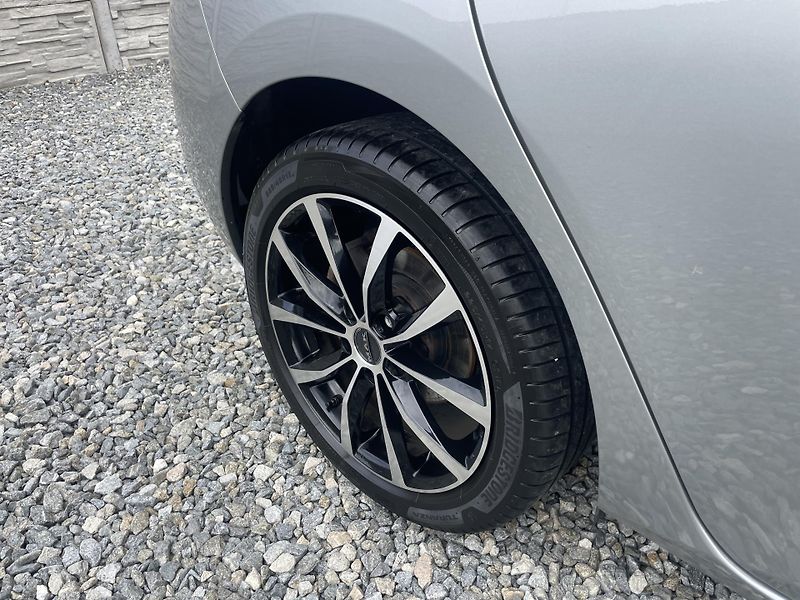 Toyota Auris 1.8i 16v HYBRID AUT SERVIS TOP - fotka 47 z 172