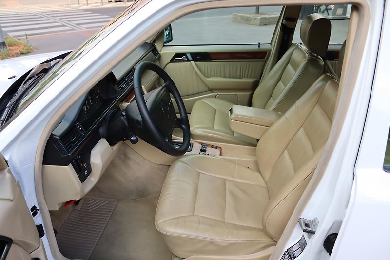 Mercedes-Benz 124 W124 320 E Sedan (1993) - fotka 28 z 32