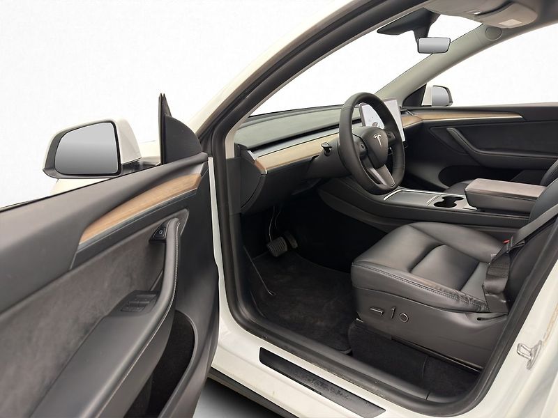 Tesla Model Y Long Range AWD - fotka 9 z 29