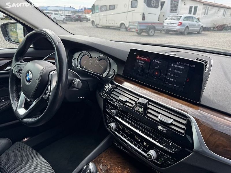 BMW Řada 5 (2017) 520d xdrive Sportline kombi - fotka 24 z 50