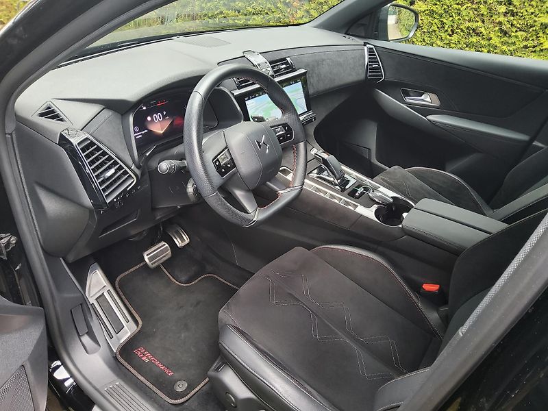 DS Automobiles DS7 (2023) 1.5 BlueHDi 130 EAT8 Performan - fotka 7 z 23