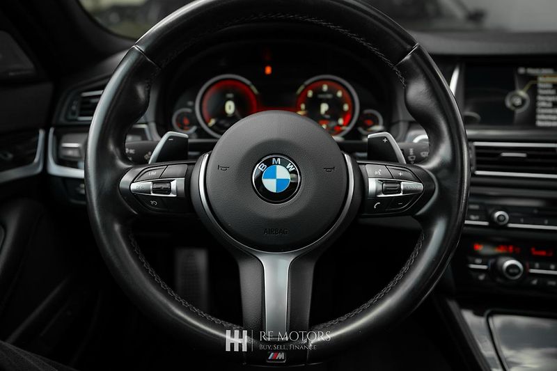 BMW Řada 5 (2013) M550d xDrive 280kW Touring - fotka 32 z 51