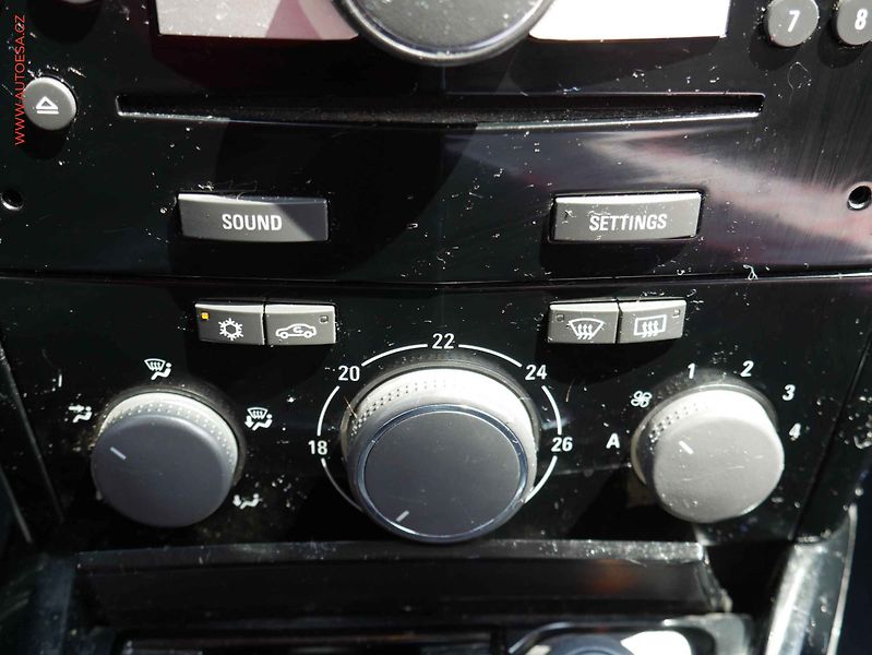 Opel Astra (2008) 1.6i, AC - fotka 16 z 17